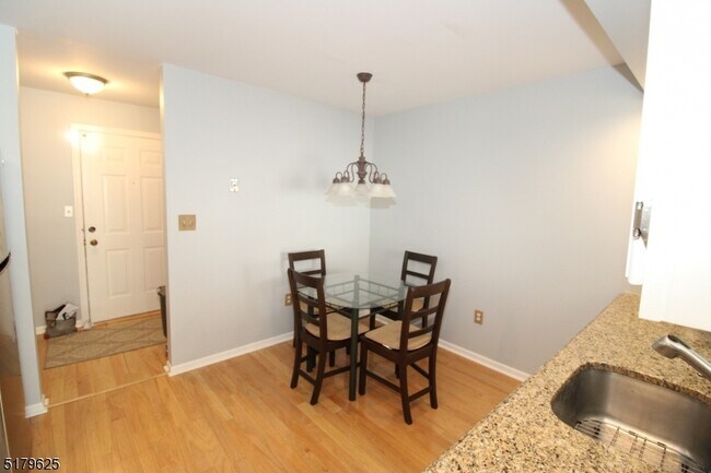 Building Photo - 11 Heritage Dr