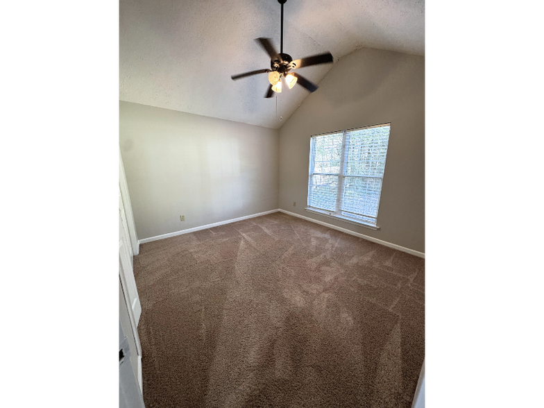 Building Photo - 26 Angel Trace