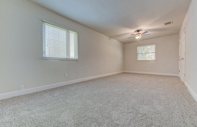 Building Photo - 1711 Cricket Hollow Dr