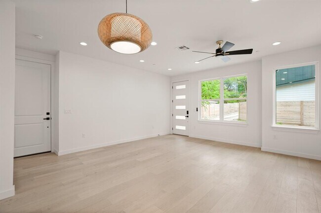 Building Photo - 5305 Ledesma Rd