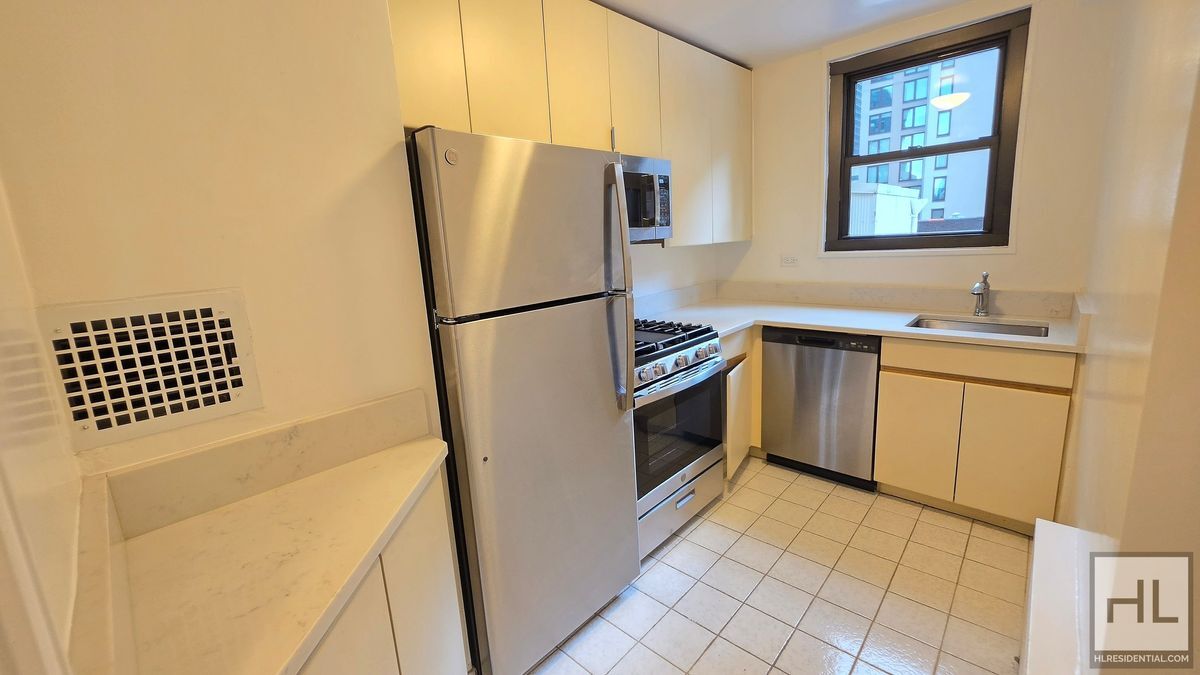 Building Photo - Midtown East One-Bedroom with Open Views