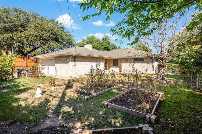 Building Photo - Updated 4/2 Home Close to White Rock Lake