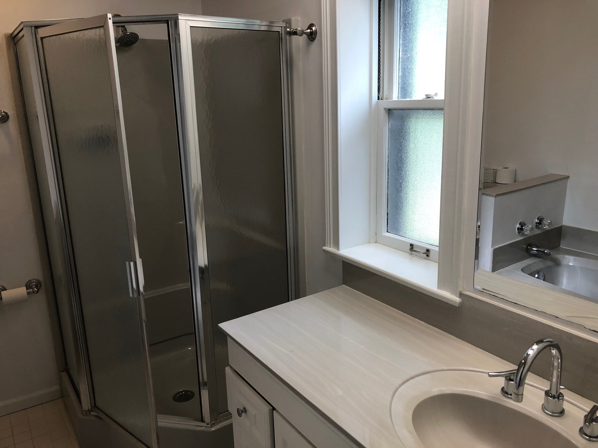 Full bath - 6959 Pernod Ave