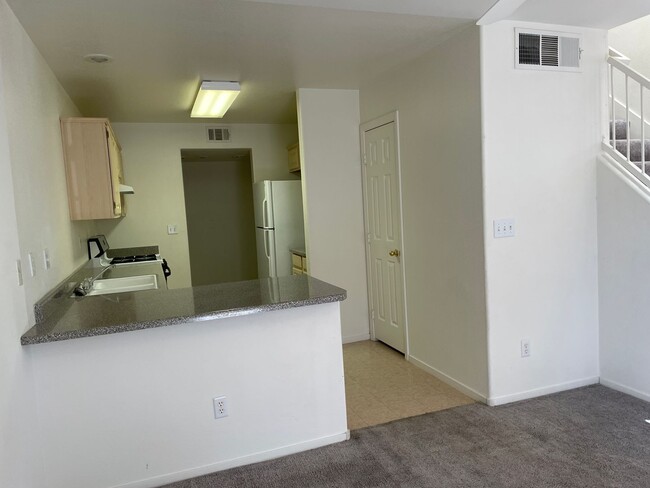 Building Photo - Three Bedroom 2 1/2 bath Townhouse