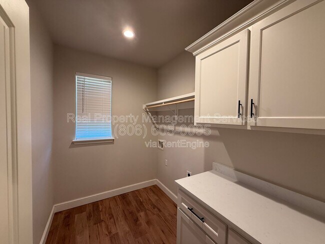 Building Photo - 801 N 5th St