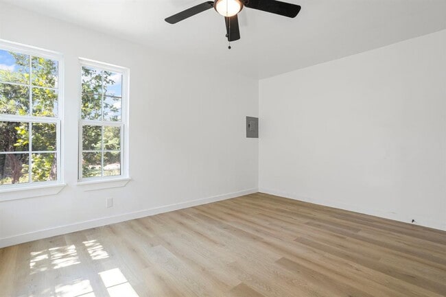 Building Photo - 214 Nassau Dr