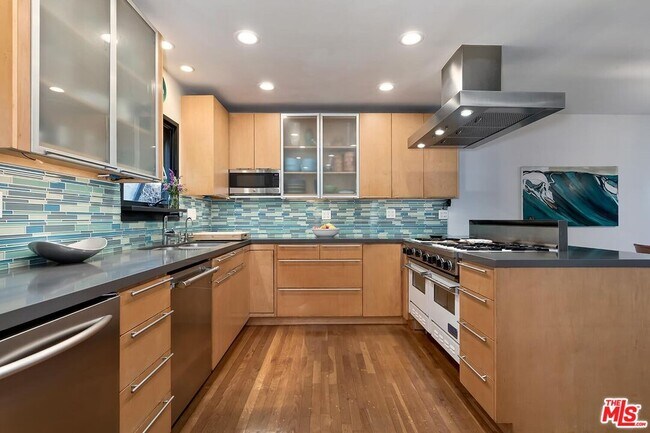 Building Photo - 832 Superba Ave