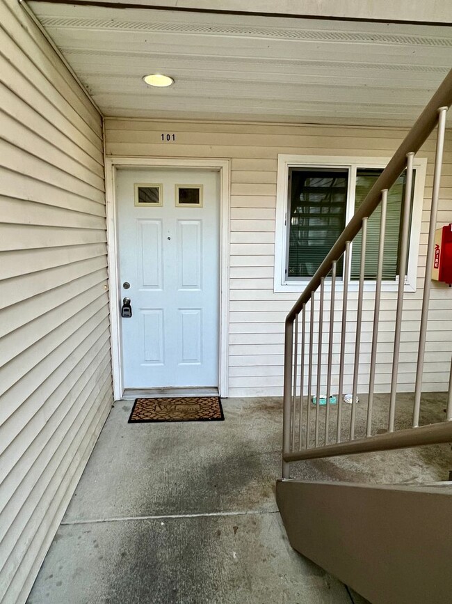 Building Photo - Charming 2 Bedroom Condo minutes from I5 a...