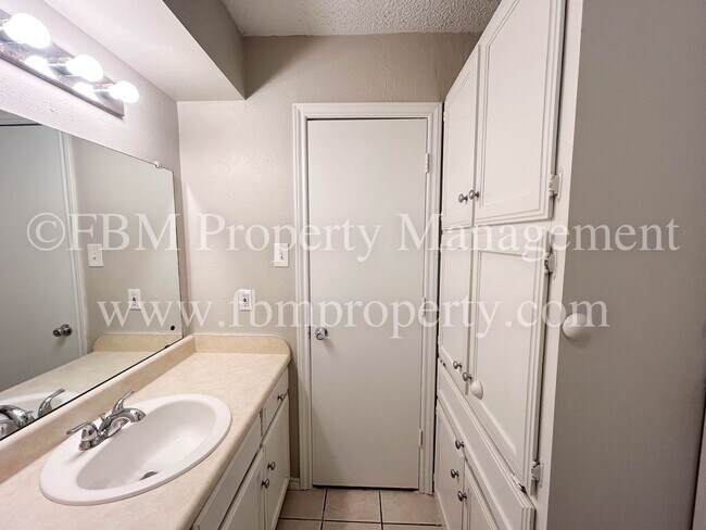 Building Photo - 509 W Denton St