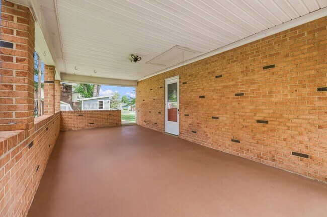Building Photo - 15 Eavers Cir