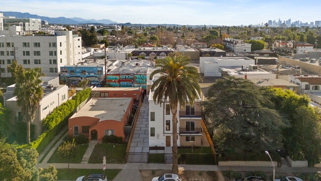 Building Photo - 828 N Detroit St