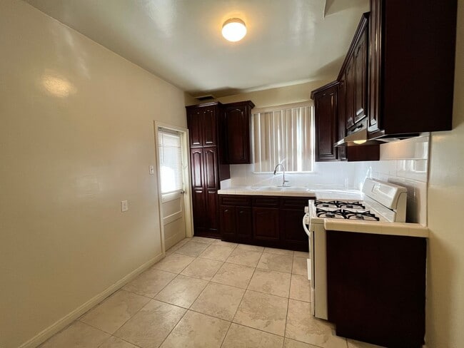 Building Photo - LARGE UPSTAIRS ONE BEDROOM ONE BATH! WITH ...