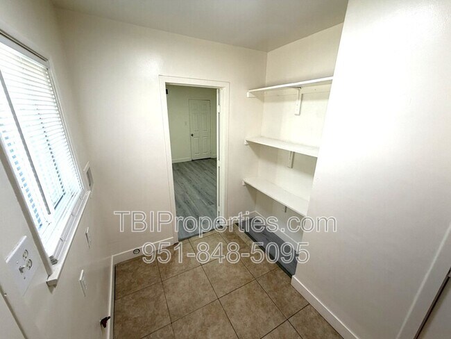 Building Photo - 3552 N Alameda Ave