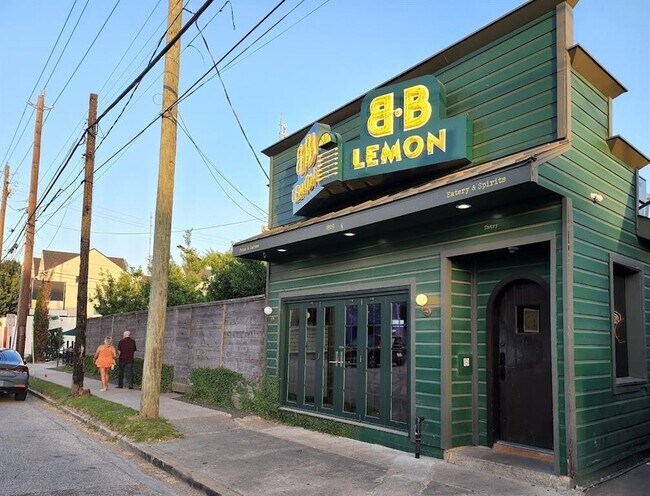 Building Photo - 716 Sabine St