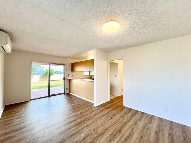 Building Photo - Spacious 5br/2.5ba House w/enclosed yard &...