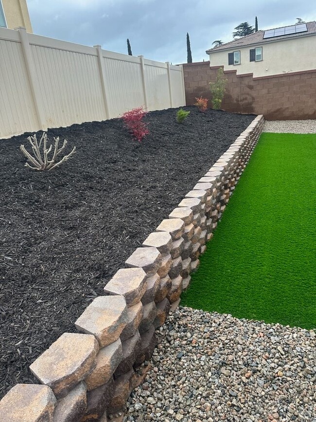 Building Photo - AVAILABLE MAY 15TH