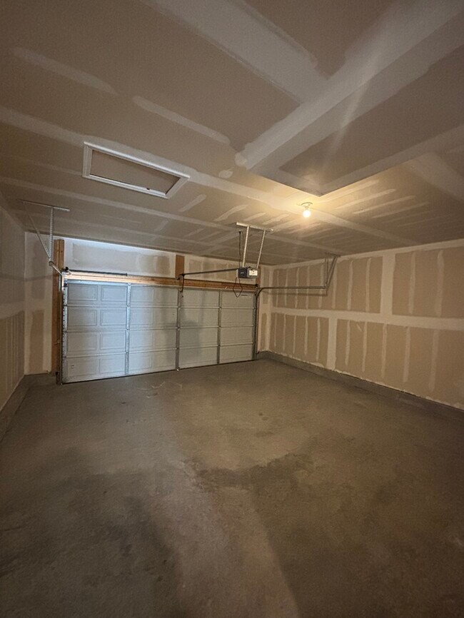 Building Photo - 2202 Pine Valley Dr