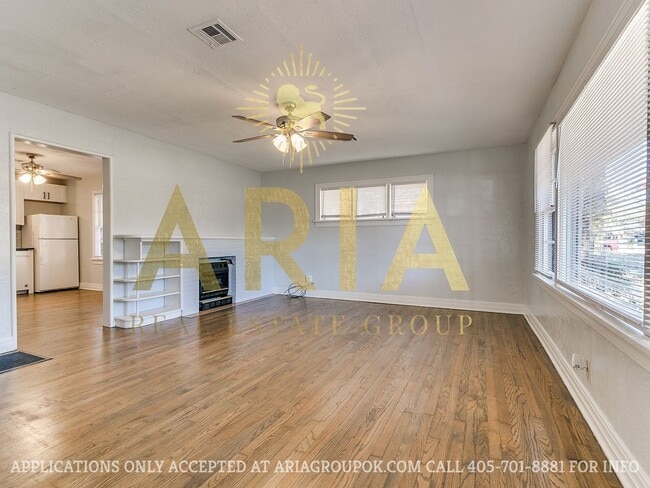 Building Photo - COMING SOON! 2 Bed/2 Bath Duplex Super Clo...