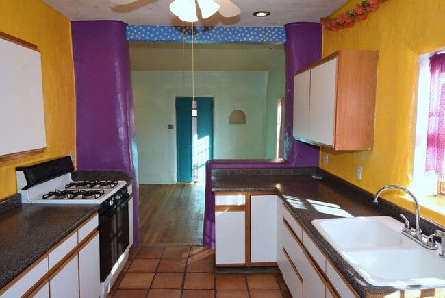 Building Photo - Super cute 1 bedroom Adobe