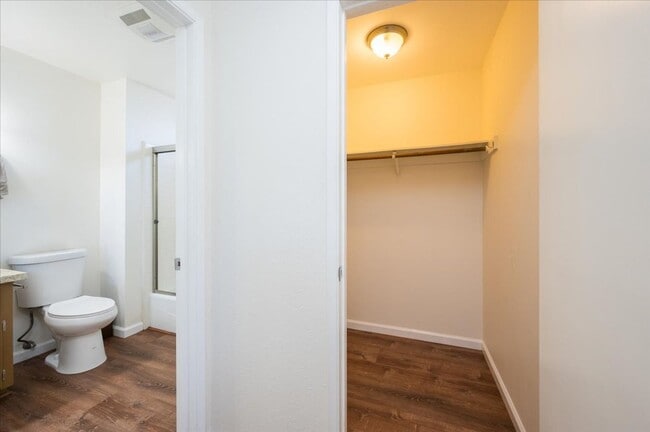 Building Photo - Charming Studio