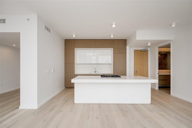 Building Photo - 313 W 17th St