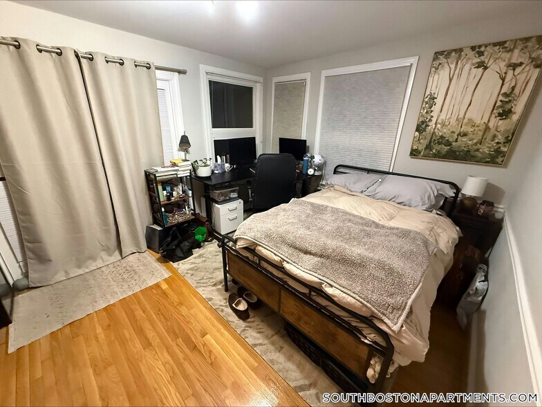 Building Photo - 868 E 2nd St