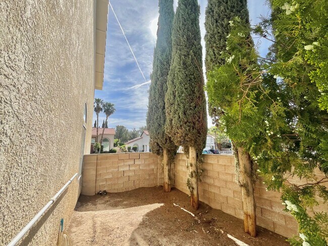 Building Photo - Gorgeous 4 Bedroom Home with Pool & Spa Located in The Lakes