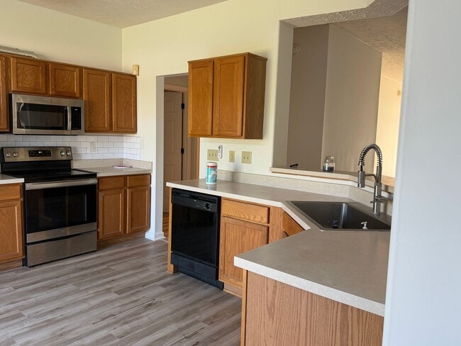 Building Photo - Fantastic 3 Bedroom 2 bath home on a pond