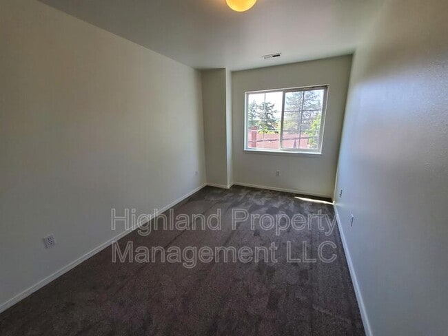 Building Photo - 324 NE Whitman St