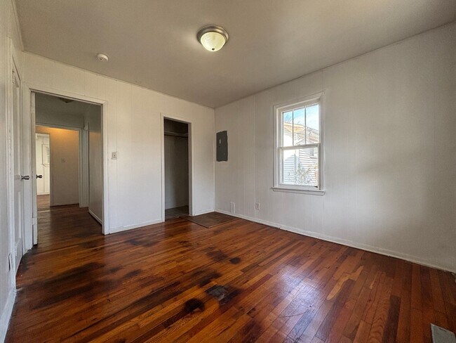 Building Photo - Large 2 Bedroom Home with a Garage