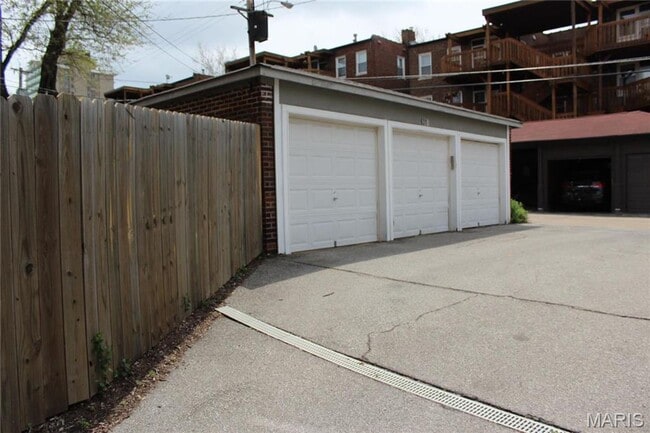 Building Photo - 6318 S Rosebury Ave