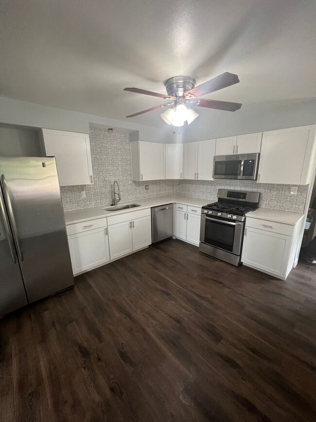 Building Photo - Amazing 6 Bedroom 2 Bathroom home with dual driveways