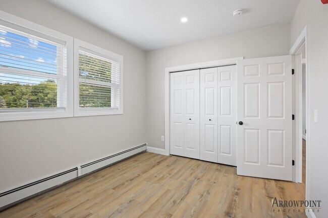 Building Photo - 4 Manor Dr