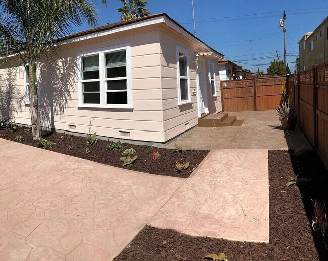 Building Photo - LARGE PRIVATE EXCLUSIVE PATIO! EXCLUSIVE U...