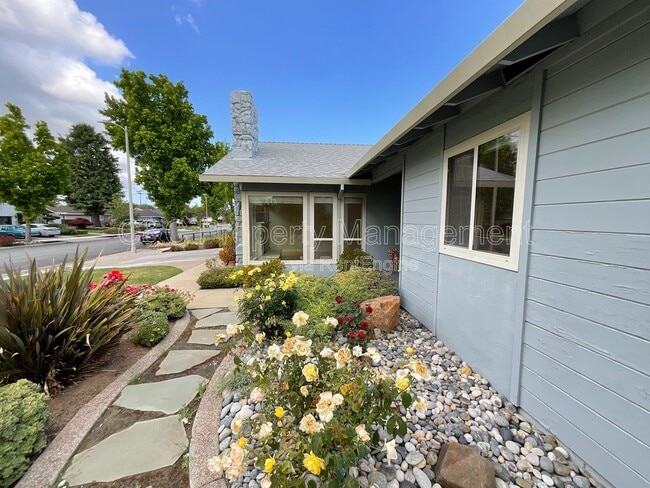 Building Photo - 1426 Ormsby Dr