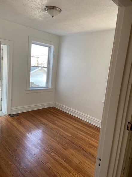Front Bedroom - 5015 Tholozan Ave