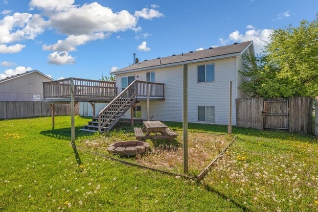Building Photo - 4 bed 2 bath split level Hayden