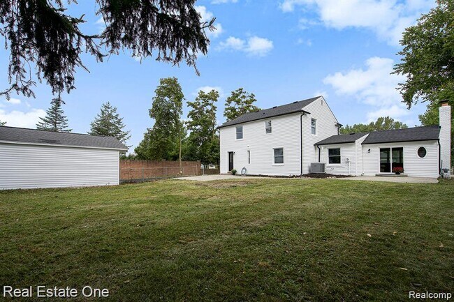 Building Photo - 51275 W Seven Mile Rd