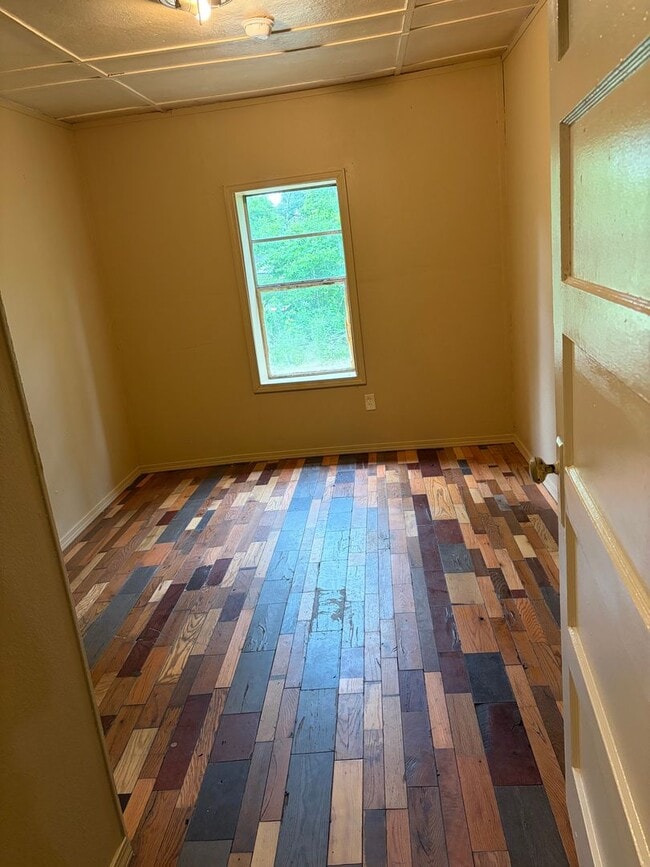 Building Photo - Charming 4-bedroom, 1-bath home located in the heart of Van Buren featuring a spacious layout, ha...
