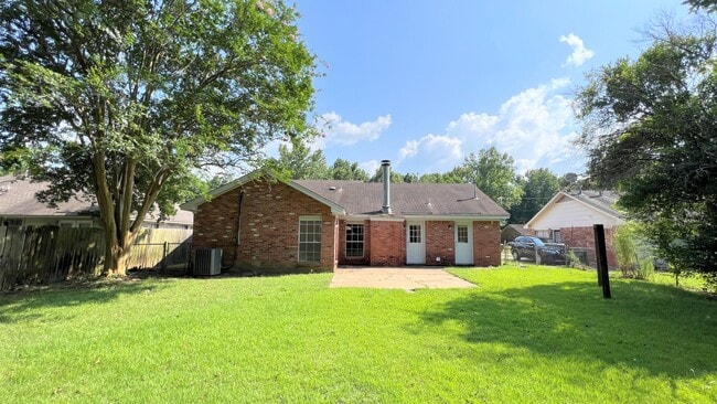 Building Photo - Lovely 3-Bedroom