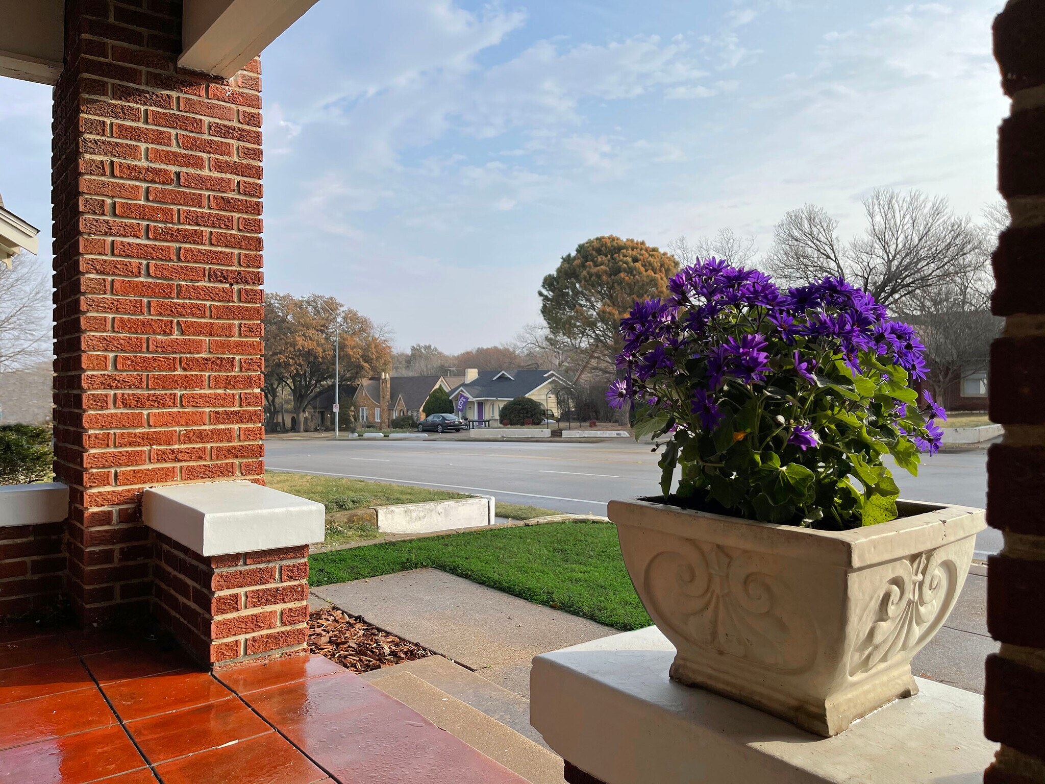 Building Photo - 2556 S University Dr