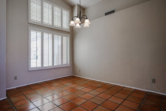 Building Photo - Welcome to this stunning 4 bedroom, 2 bath...