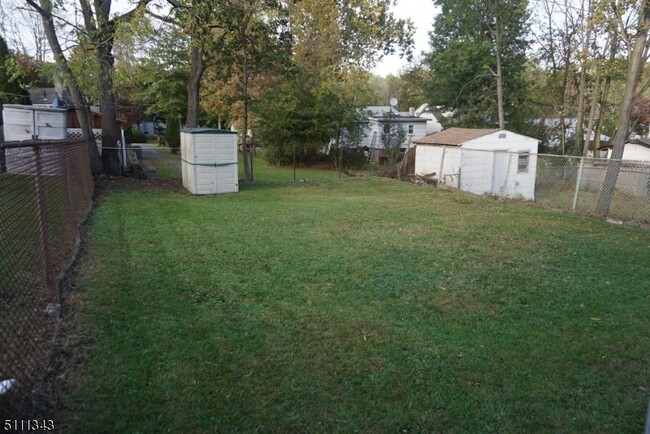 Building Photo - 16 Iroquois Ave