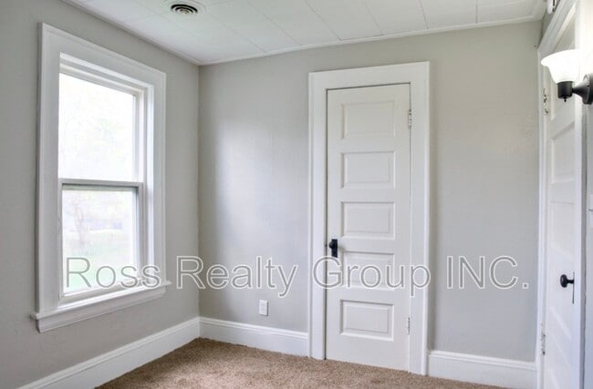 Building Photo - 635 Milton St