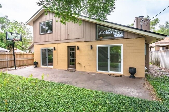 Building Photo - FIRST MONTH FREE -  Beautiful remodeled 2 ...
