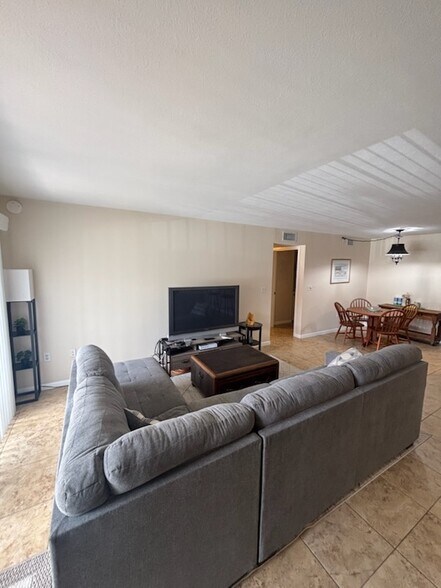Building Photo - 3389 Crystal Ct E