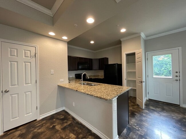 Building Photo - Townhome for rent