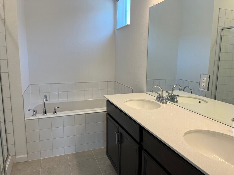 Building Photo - 1910 Rosen Dr