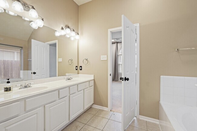 Building Photo - 18303 Heathridge Ln