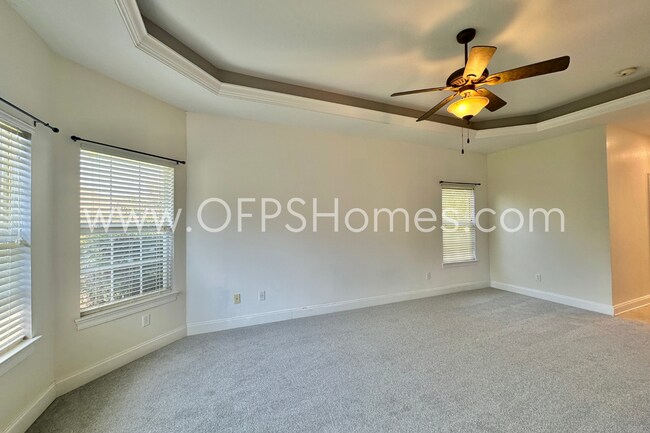 Building Photo - Gated South Crestview Community!